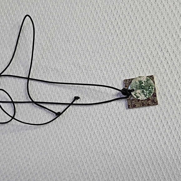 GREEN STONE AND METAL WITH PULL CORD NECKLACE - Picture 7 of 8